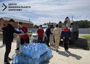 В окупованому Донецьку дітей змушують розвозити воду замість навчання – ЦНС