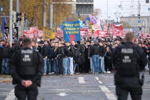 У Лейпцигу до 10 тисяч футбольних фанатів вийшли на акцію протесту