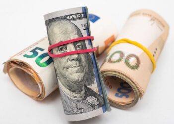 Чи зростатиме курс долара та євро перед святами: прогноз банкіра