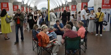 Українці готові терпіти війну стільки, скільки потрібно? Що показало опитування КМІС