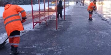 Київ у небезпеці: ожеледиця та сніг паралізують вулиці міста