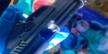 Погрожував пістолетом у супермаркеті: поліція Києва затримала нетверезого зловмисника