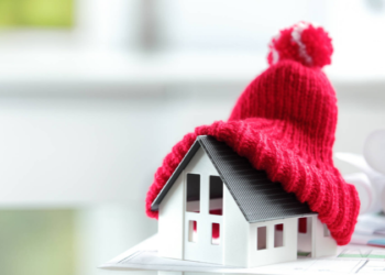 Київ на межі холодної кризи: тисячі будинків залишилися без опалення