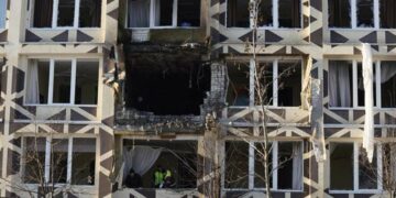 Дронова атака на лікарню в Києві: критичні пацієнти залишаються всередині