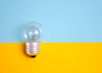 Ще один день із графіками: завтра по всій Україні вимикатимуть світло