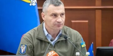 Кличко показав, як комунальники відновлюють пошкоджену внаслідок атаки ворога інфраструктуру