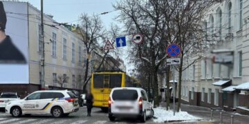 У Києві зупинили рух тролейбусів та авто на Софіївській: є пошкодження дороги