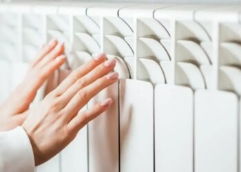 У Києві зливали воду з будинків після атаки рф, але це стандартний захід і не означає тривалу відсутність тепла – КМДА