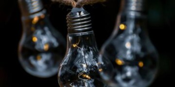 У Києві та області запровадили екстрені відключення. У столиці призупинили водопостачання, теплопостачання та електротранспорт