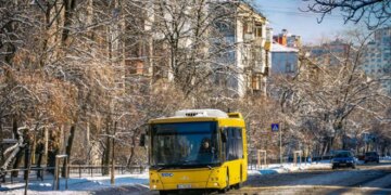 У Києві запускають дублюючі автобусні маршрути через зупинку електротранспорту