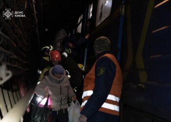 У Києві під час зупинки метро рятувальники евакуювали із тунелів майже 500 пасажирів