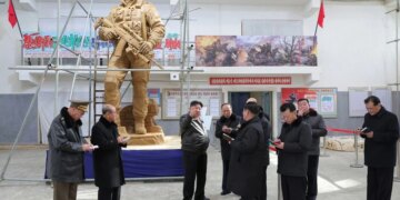 Кім Чен Ин показав памʼятник північнокорейським солдатам, які загинули на війні в Україні