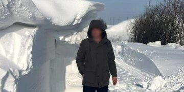 Снігові тунелі. Замети на дорогах Прикарпаття перевищували зріст людини