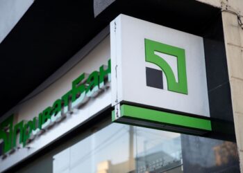 “ПриватБанк” призупинить всі операції з картками: коли та на скільки