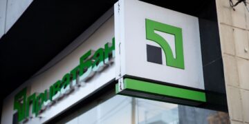 “ПриватБанк” призупинить всі операції з картками: коли та на скільки