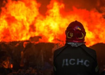Атака дронів: в одному з районів Києва сталася пожежа, постраждала жінка