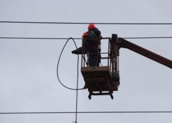 У Києві після обстрілів повернули світло майже у 153 000 осель