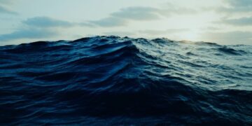 Вчені виявили «темні хвилі», що можуть затемнювати океан на місяці