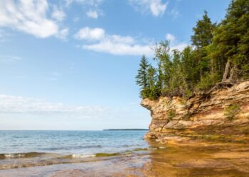 Глибина Великих озер: яке з них найглибше і наскільки