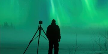 Фотограф вирушив знімати північне сяйво, але зустрів несподіваного гостя