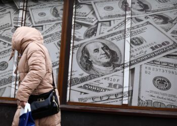 Що чекає гривню на початку року і чому вона слабшає: відповідь НБУ