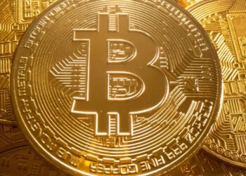 Біткоїн впав до $82 150