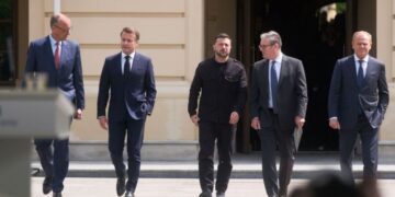 Переговори в Парижі за участі США продовжаться завтра: хто представить Україну