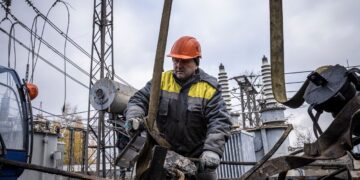 Зробили неможливе: енергетики відновили світло, тепло і воду у Кривому Розі