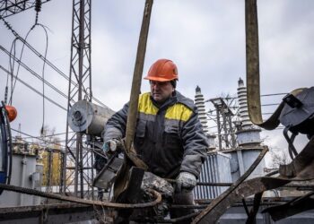 Енергетики та комунальники, які ліквідують наслідки ударів РФ, отримають “бронь”