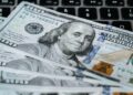 Вартість долара в обмінниках перевищила 43 гривні