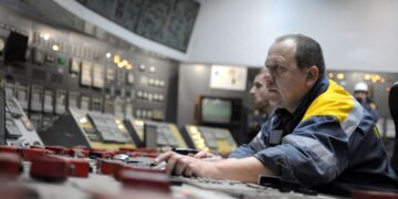 Росіяни били по енергетиці всю ніч: у Міненерго розповіли, де є знеструмлення