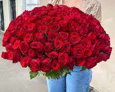 151 роза в оформлении: эффектный подарок с доставкой по Киеву