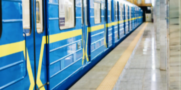 Рух без зупинок повз дві станції: в метро Києва запустили додатковий потяг