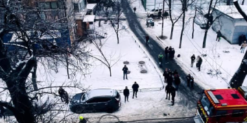 Масштабне задимлення і евакуація в Києві: рятувальники загасили смертельну пожежу, – ФОТО