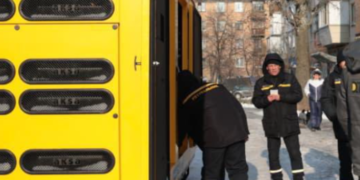 Більше світла в будинках Києва: як рятувальники допомагають мешканцям, – ФОТО
