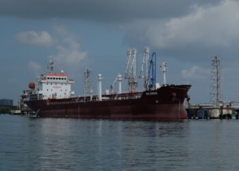 Індія обіцяє зменшувати закупівлі російської нафти, постачання падають