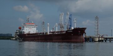 Індія обіцяє зменшувати закупівлі російської нафти, постачання падають