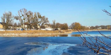 Сильні вибухи над водоймою Київщини: що відбувається небі