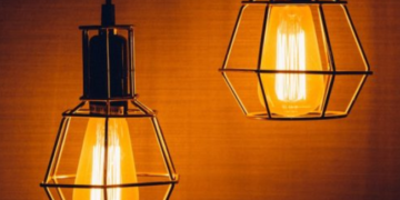 Центр Києва частково знеструмлено: зникла електрика і не курсує транспорт