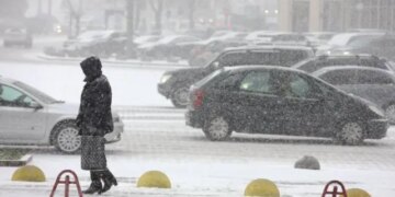 Сніг паралізує рух: на одній з вулиць Києва автобуси застрягли в заторах