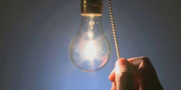 У більшості регіонів України завтра вимикатимуть світло