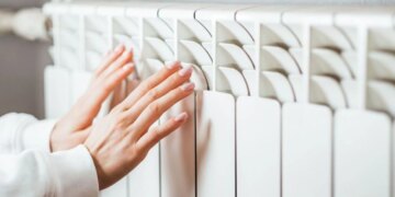 У Києві злили воду в системах опалення у понад 1100 будинках без тепла після атаки рф – мер