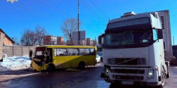 На столичній Кільцевій дорозі маршрутку відкинуло на вантажівку після зіткнення з фурою, є постраждалі