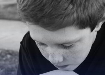 У Києві мати покинула дитину в тяжкому стані, залишивши без їжі води та зв’язку