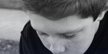 У Києві мати покинула дитину в тяжкому стані, залишивши без їжі води та зв’язку