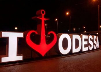 Ворог атакував Одесу безпілотниками: пошкоджено багатоповерхівку та об'єкт торгівлі