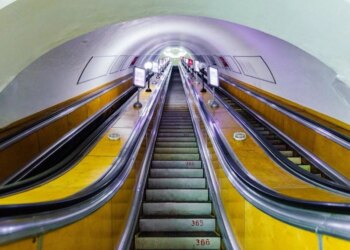 На столичній станції метро “Вокзальна” одяг пасажирки затягнуло в ескалатор