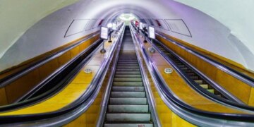 На столичній станції метро “Вокзальна” одяг пасажирки затягнуло в ескалатор