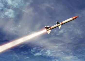Масштабна ракетна атака на Україну спричинила тривогу по всій країні та активізацію сил ППО