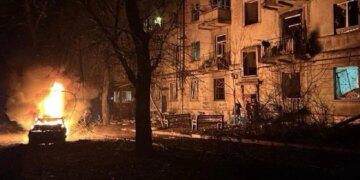 Атака на Запоріжжя: 6 поранених, палає багатоповерхівка та торговельні центри